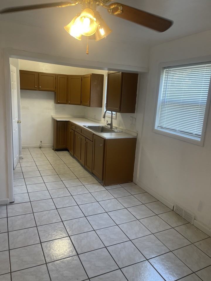 1139 W Mineral St #NA - Photo 3 of 8