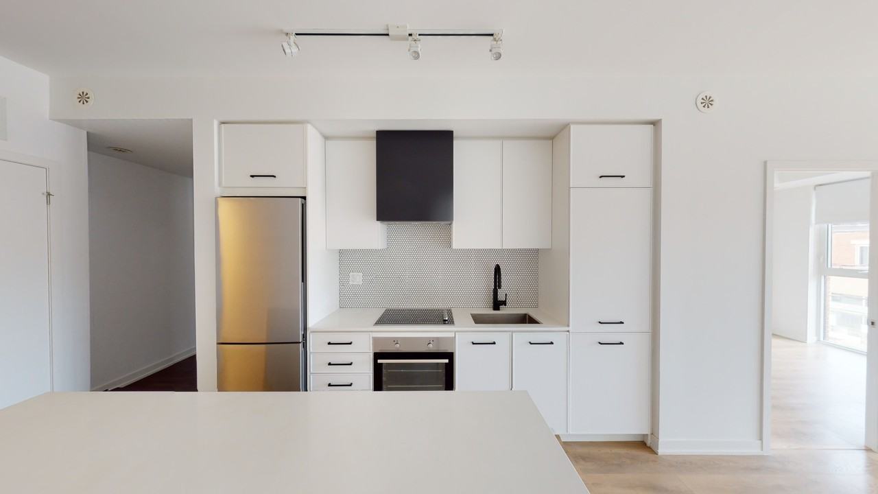 QUEEN ST E & CARLAW AVE - Photo 3 of 25