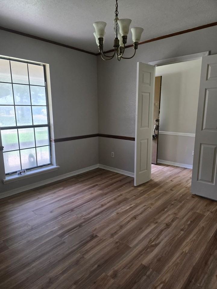 206 Deerwood Ln - Photo 3 of 17