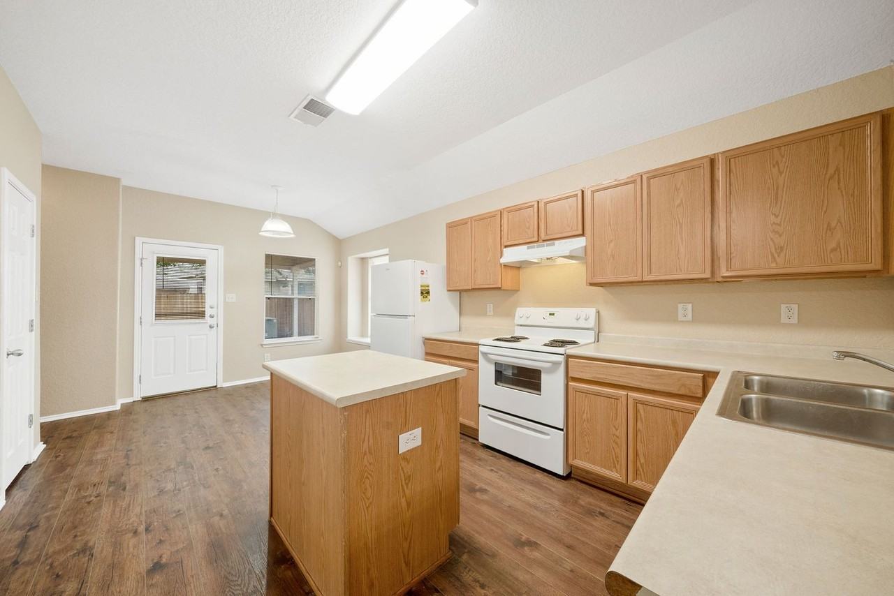 10311 Roseangel Ln - Photo 3 of 21