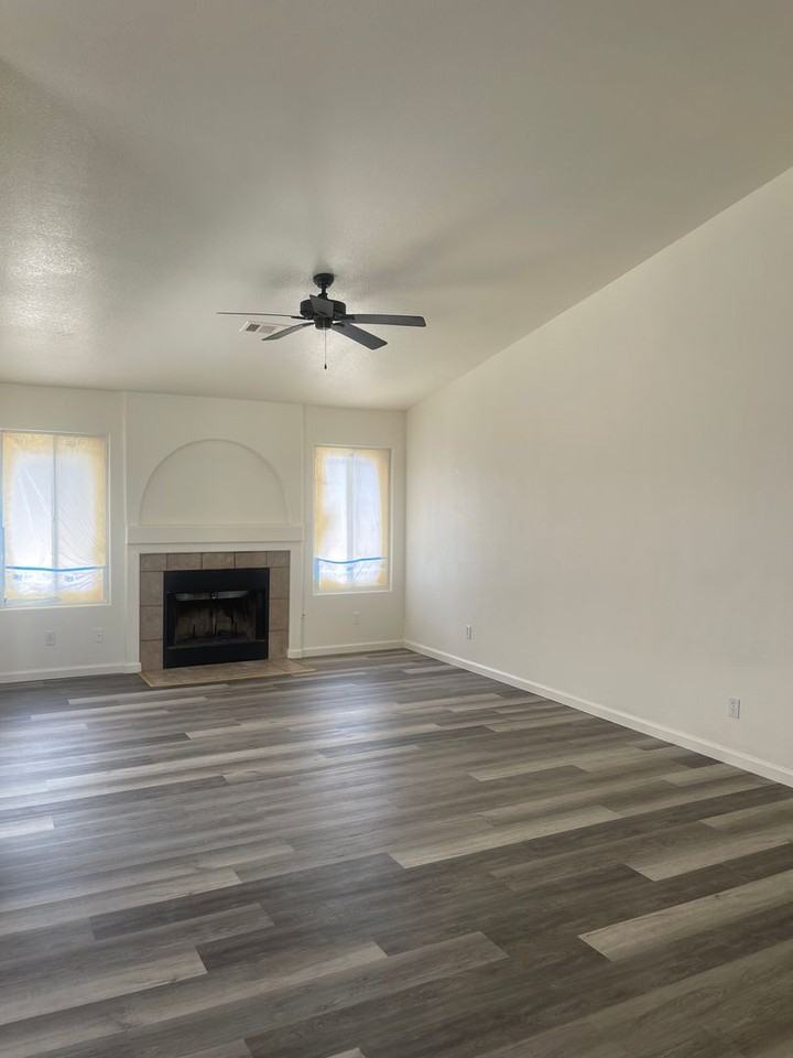 467 Santa Barbara St - Photo 3 of 16