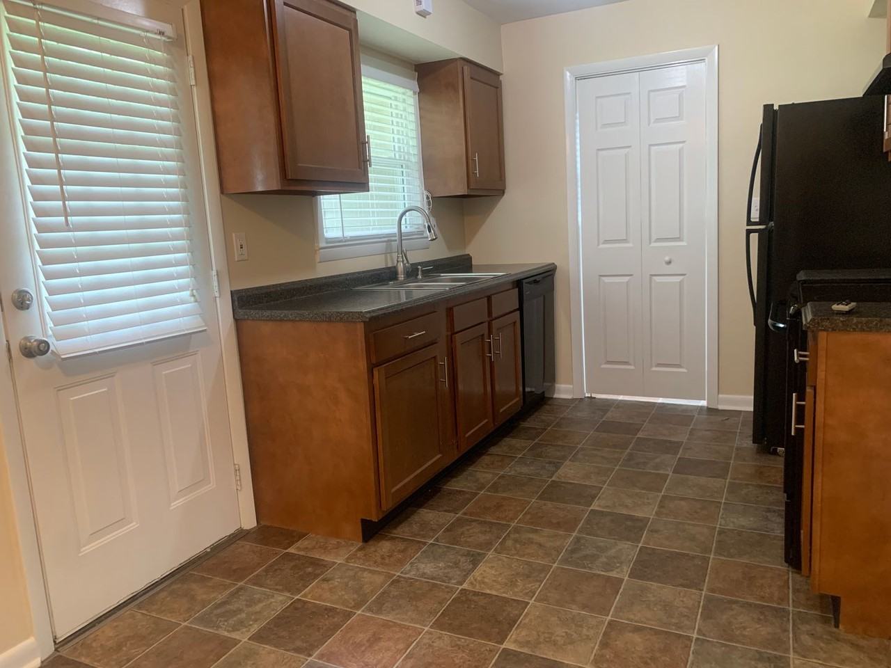 2611 Gardiner Ln - Photo 5 of 13