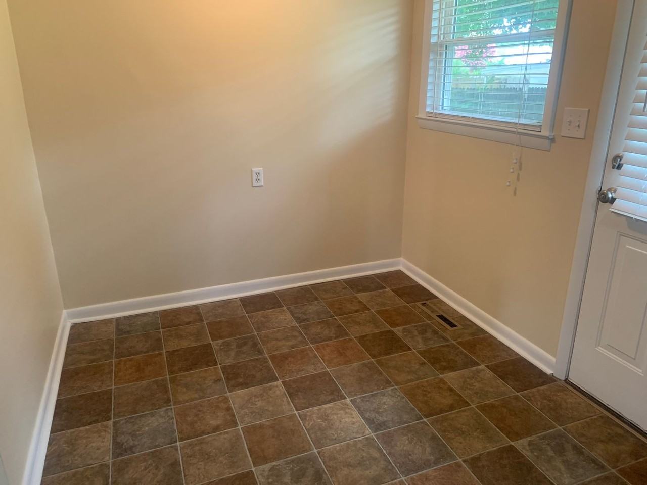2611 Gardiner Ln - Photo 6 of 13