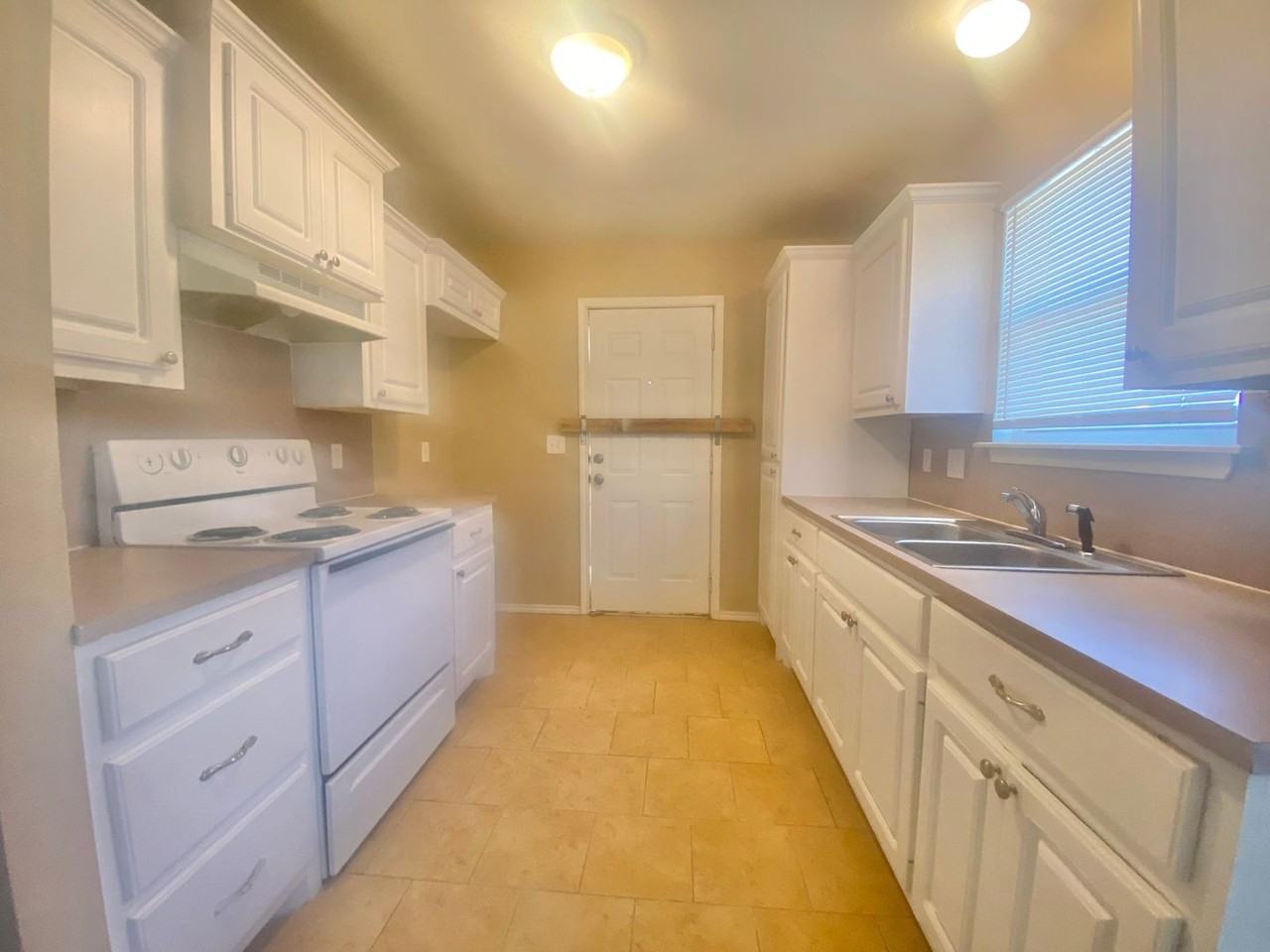 802 Vanda Ave - Photo 4 of 11