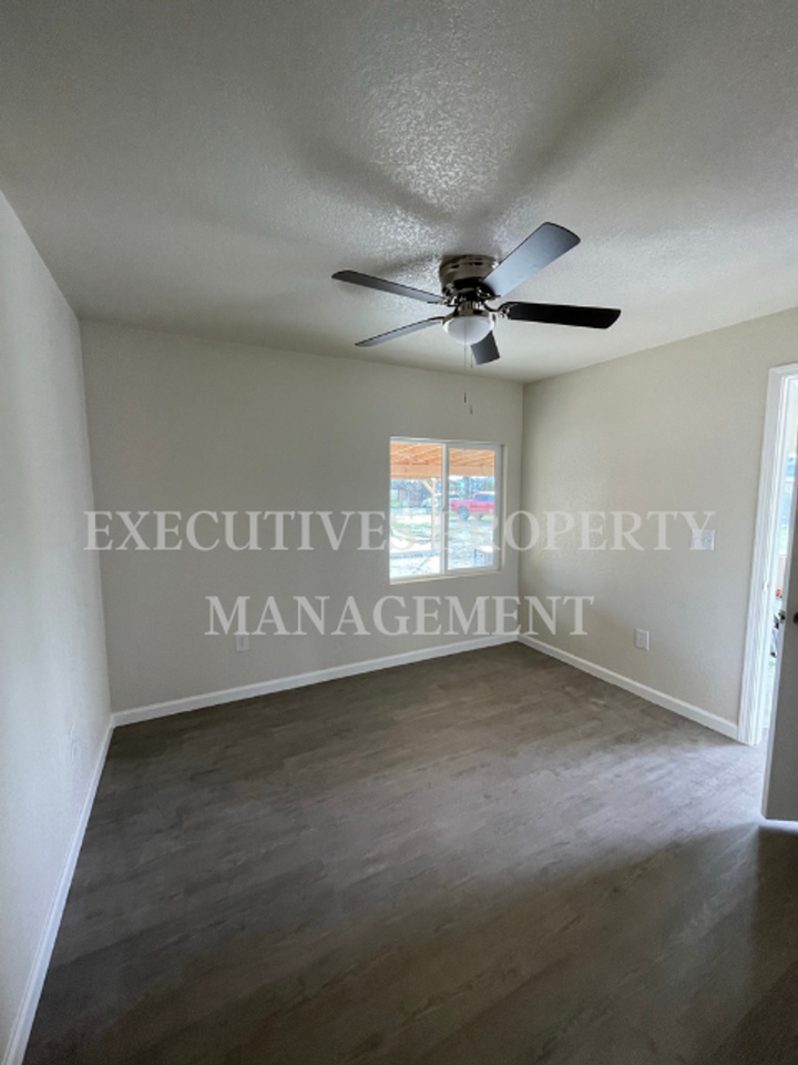 183 S S St - Photo 3 of 8