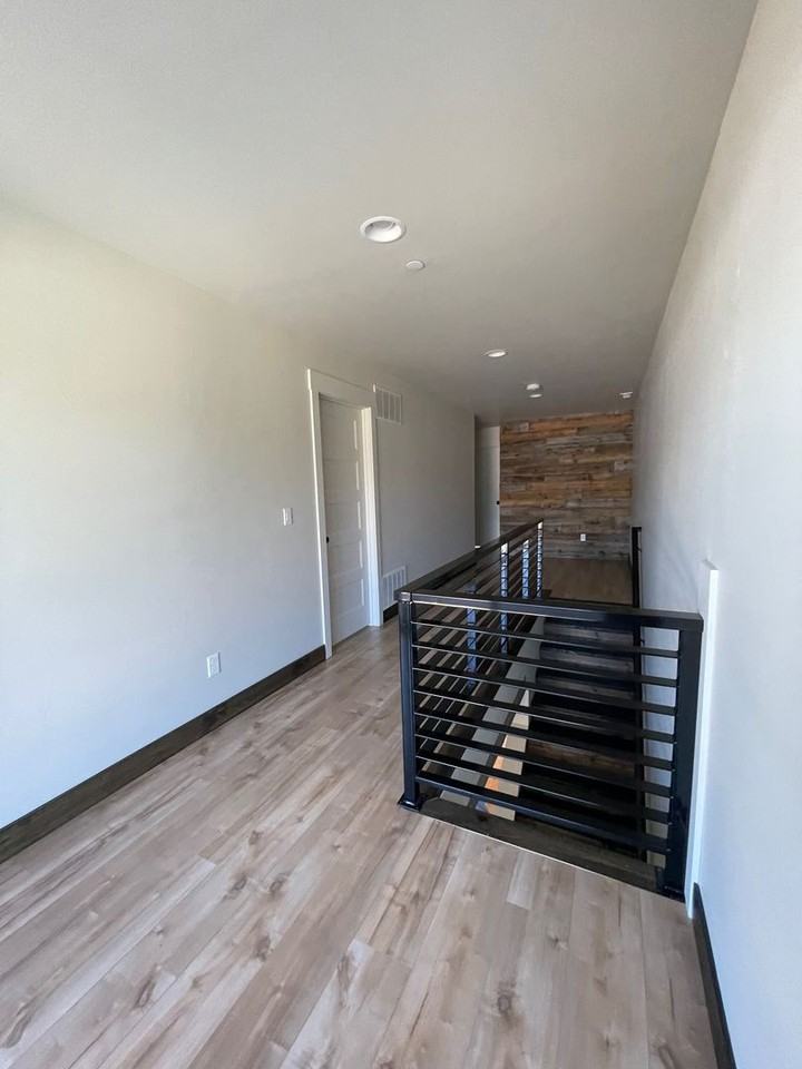 1010 E 7th St #F - Photo 3 of 34