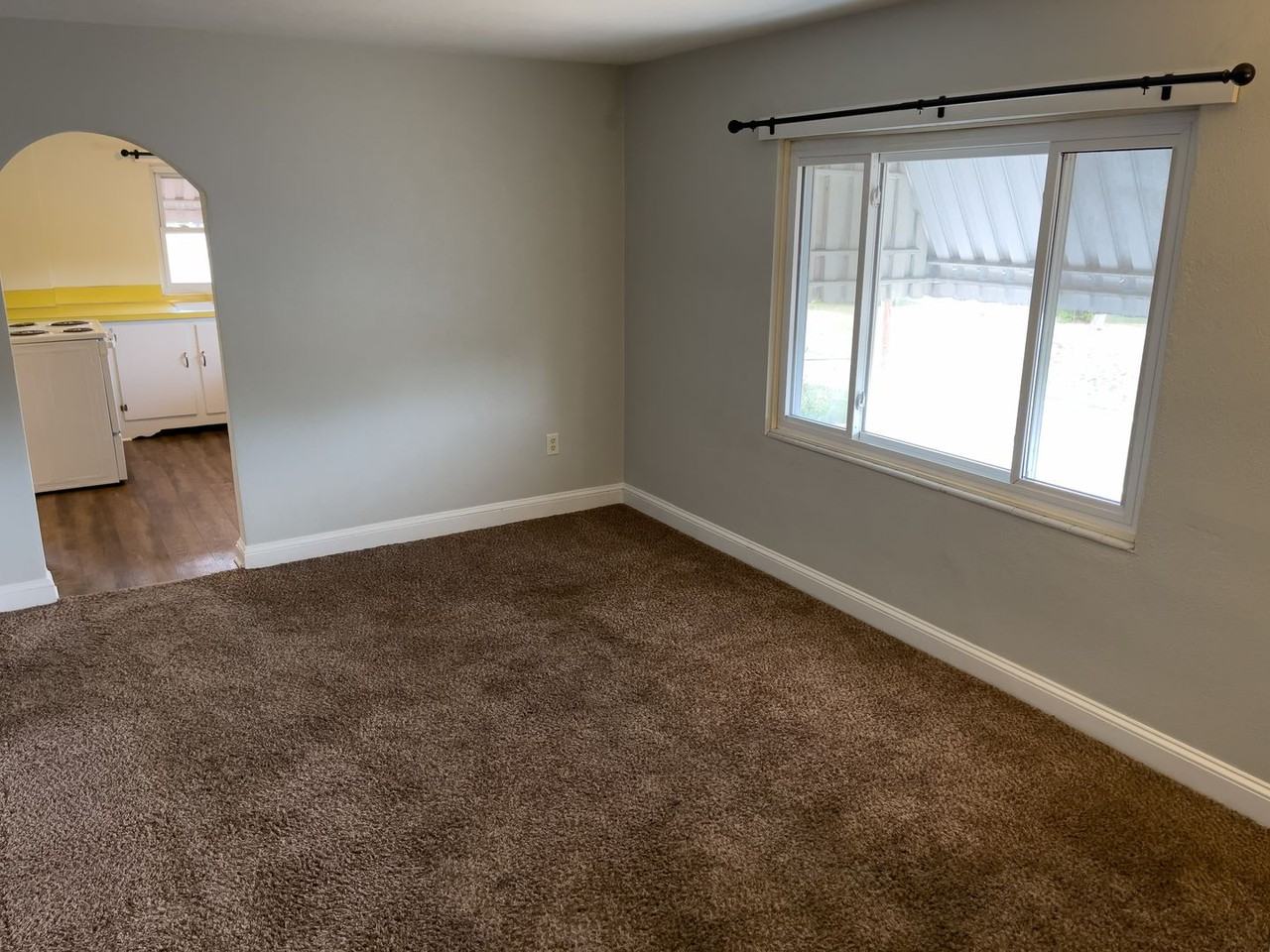 12611 Bedford Rd Ne - Photo 2 of 6