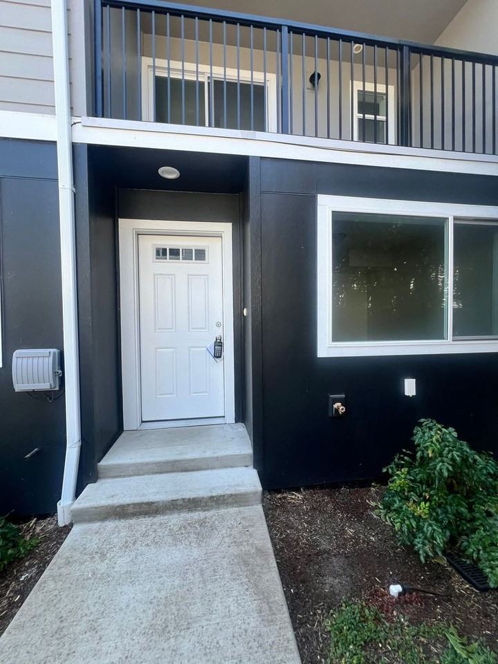 Pickford Town Homes LLC 2603/crema102 - Photo 2 of 16