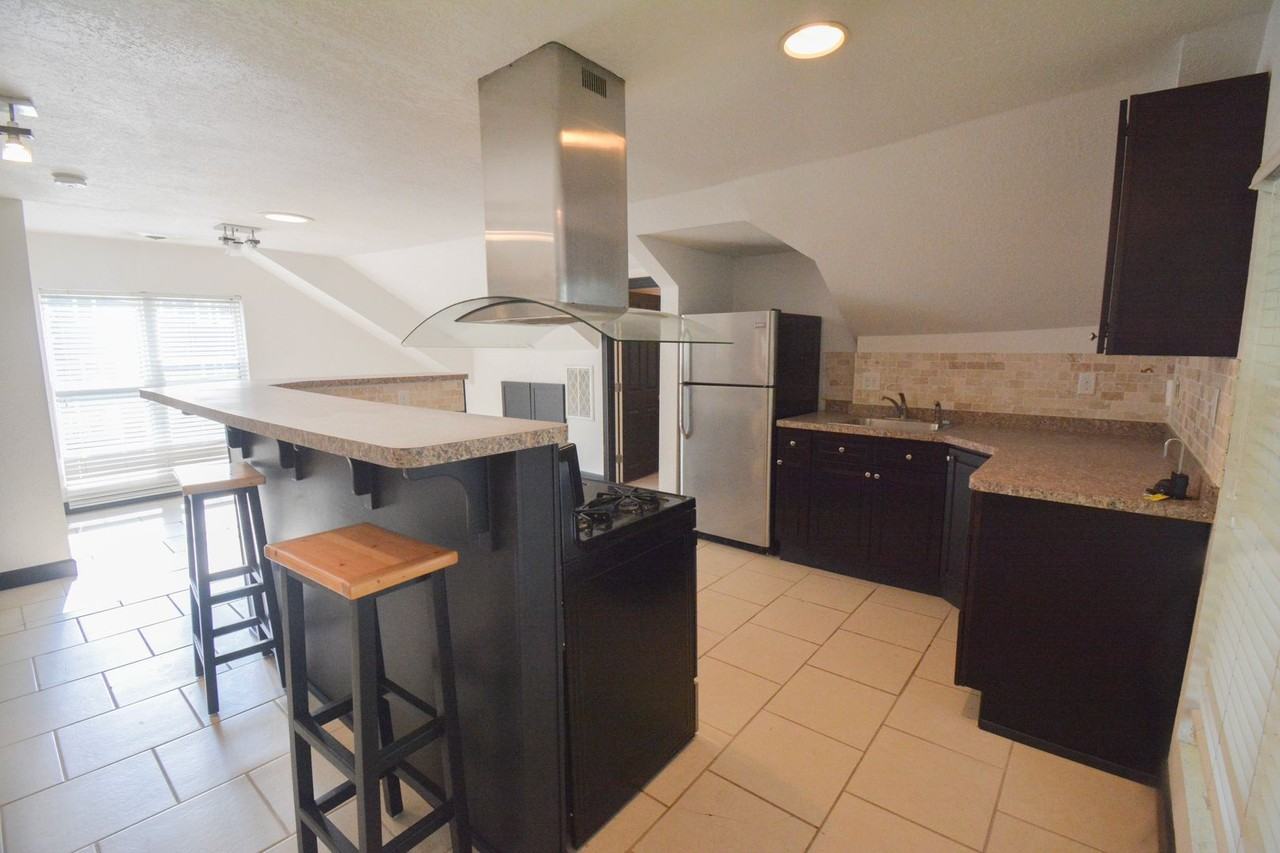 826 E Center St - Photo 2 of 9