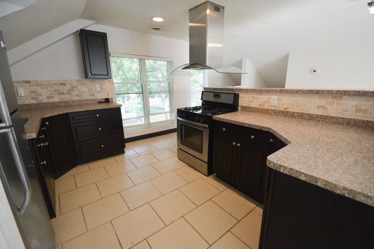 826 E Center St - Photo 3 of 9