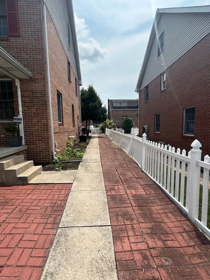 1008 Ayres Ct - Photo 2 of 22