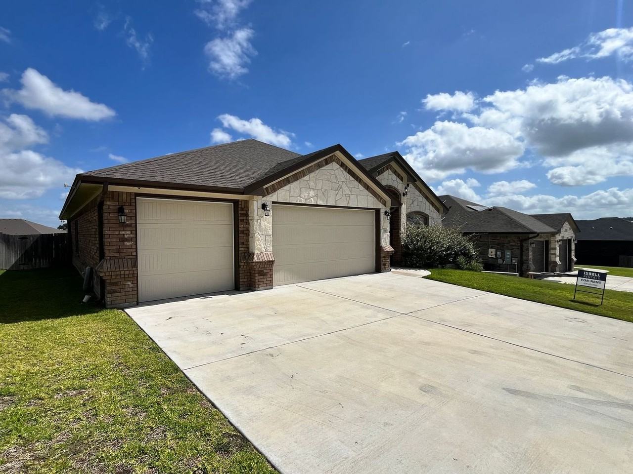 8110 Hathaway Ln - Photo 2 of 32