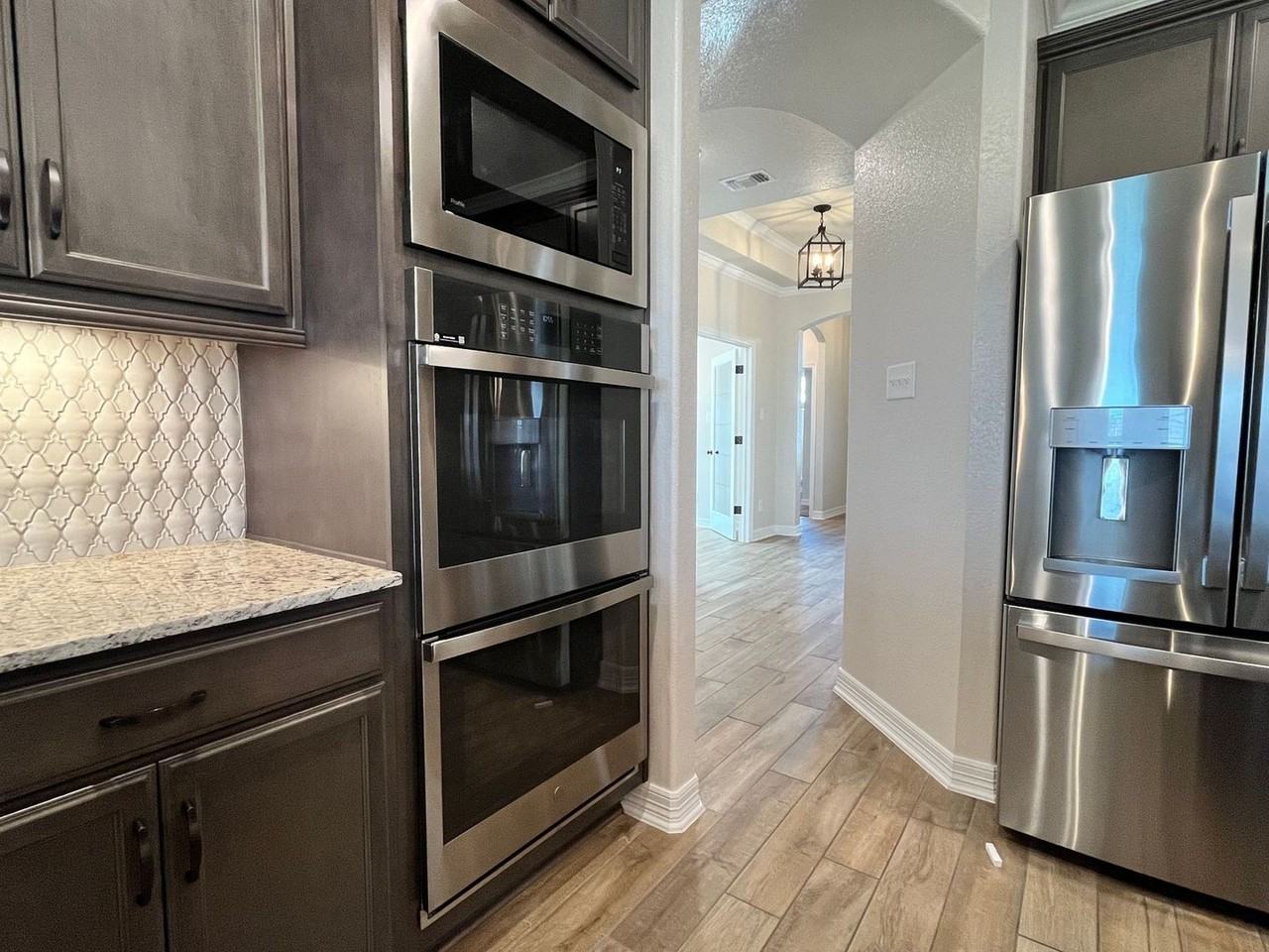8110 Hathaway Ln - Photo 5 of 32