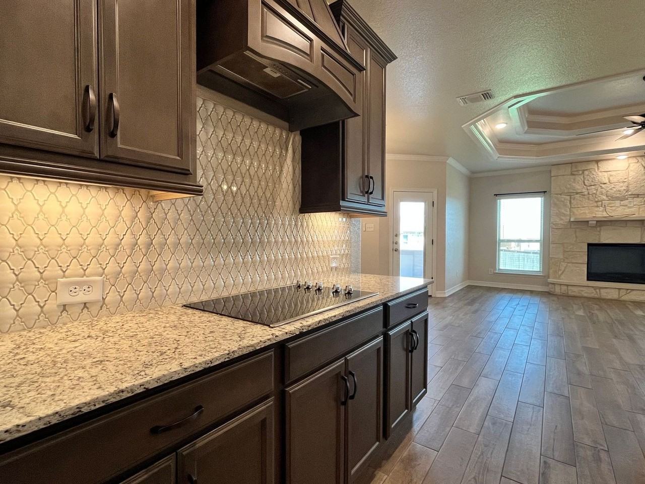 8110 Hathaway Ln - Photo 6 of 32