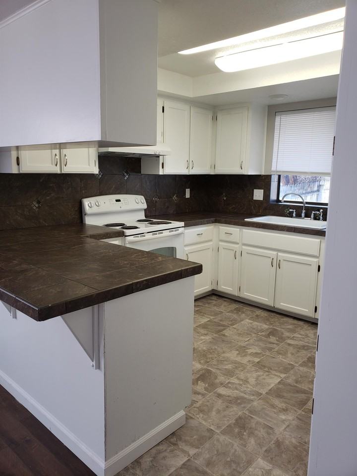 1300 S Broxon St - Photo 2 of 11