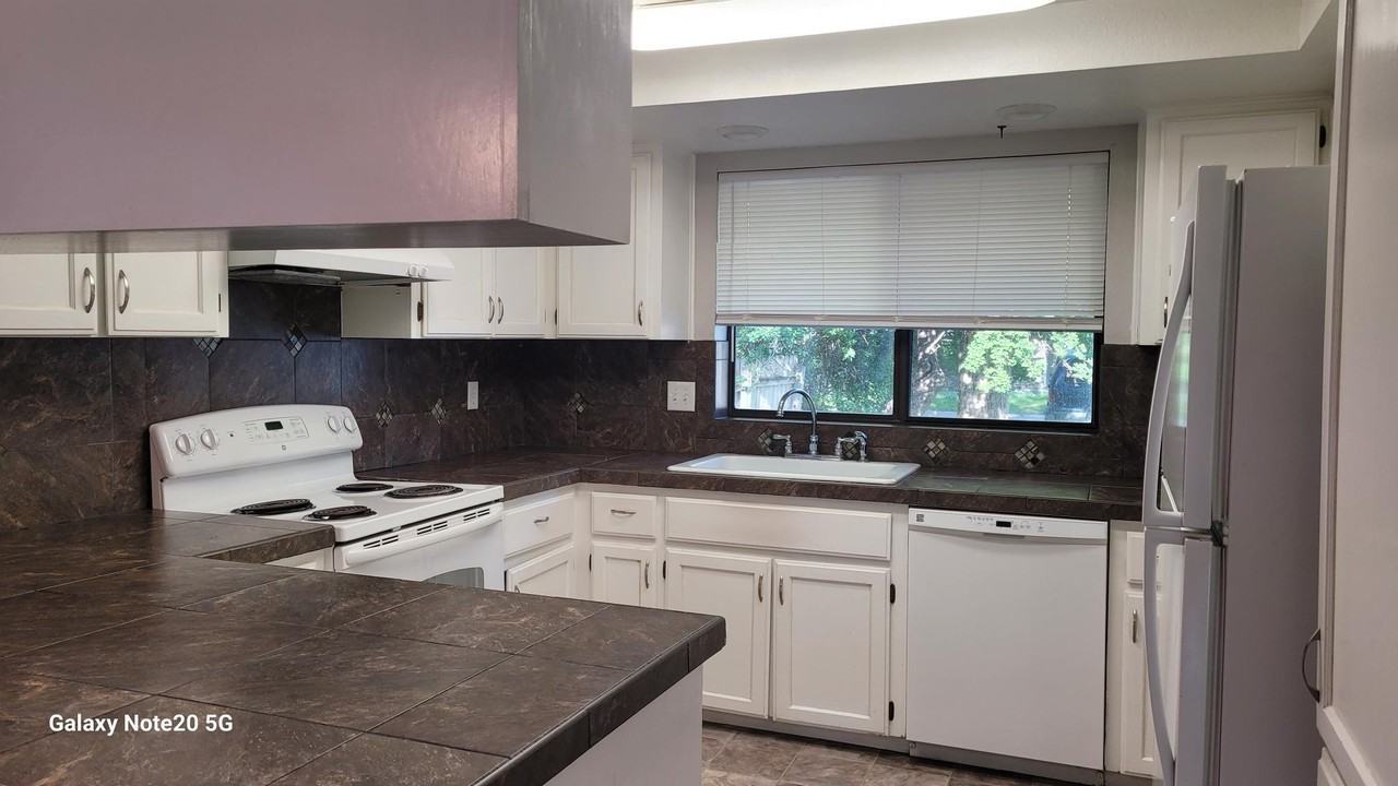 1300 S Broxon St - Photo 3 of 11