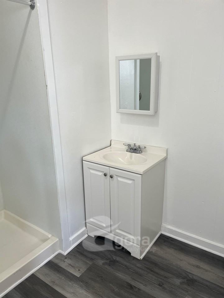 505 Troy St #1 - Photo 3 of 8