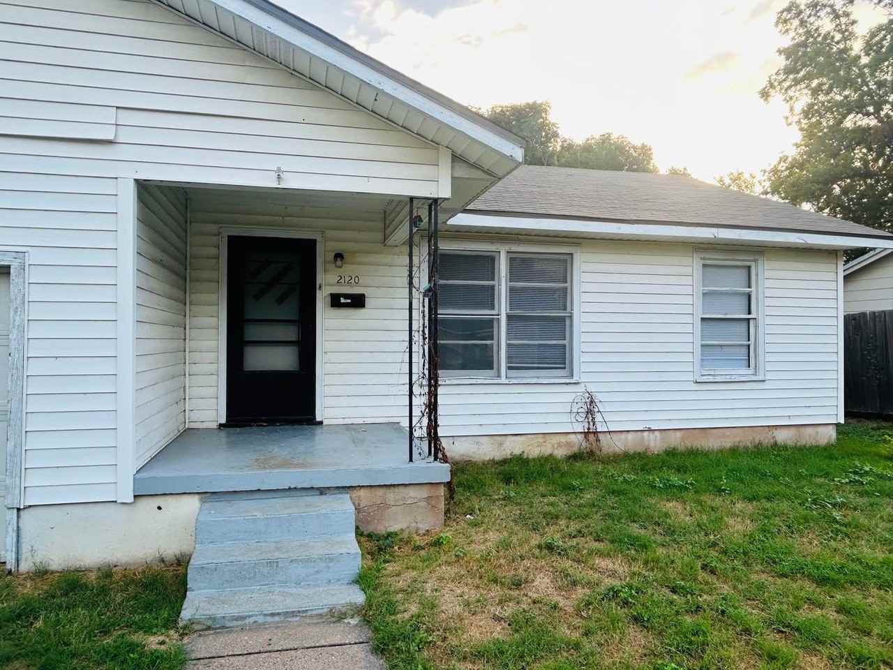 2120 Sunnydell Ave - Photo 2 of 11