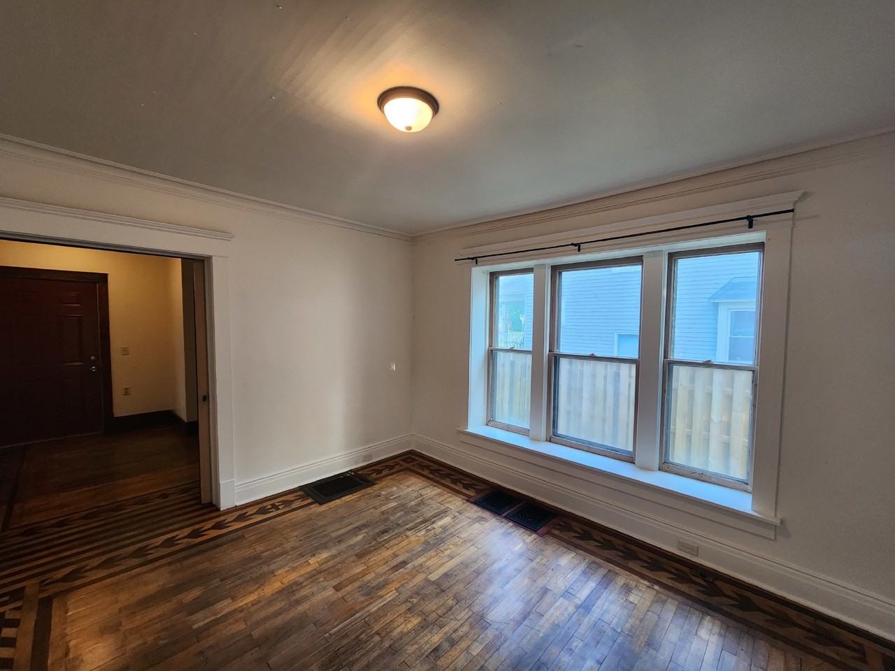 122 N Lawe St - Photo 4 of 24