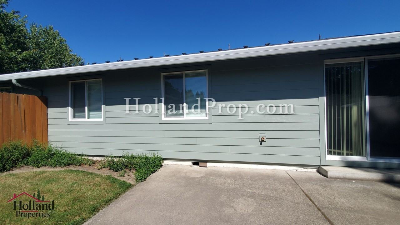2315 Se 61st Ln - Photo 2 of 20