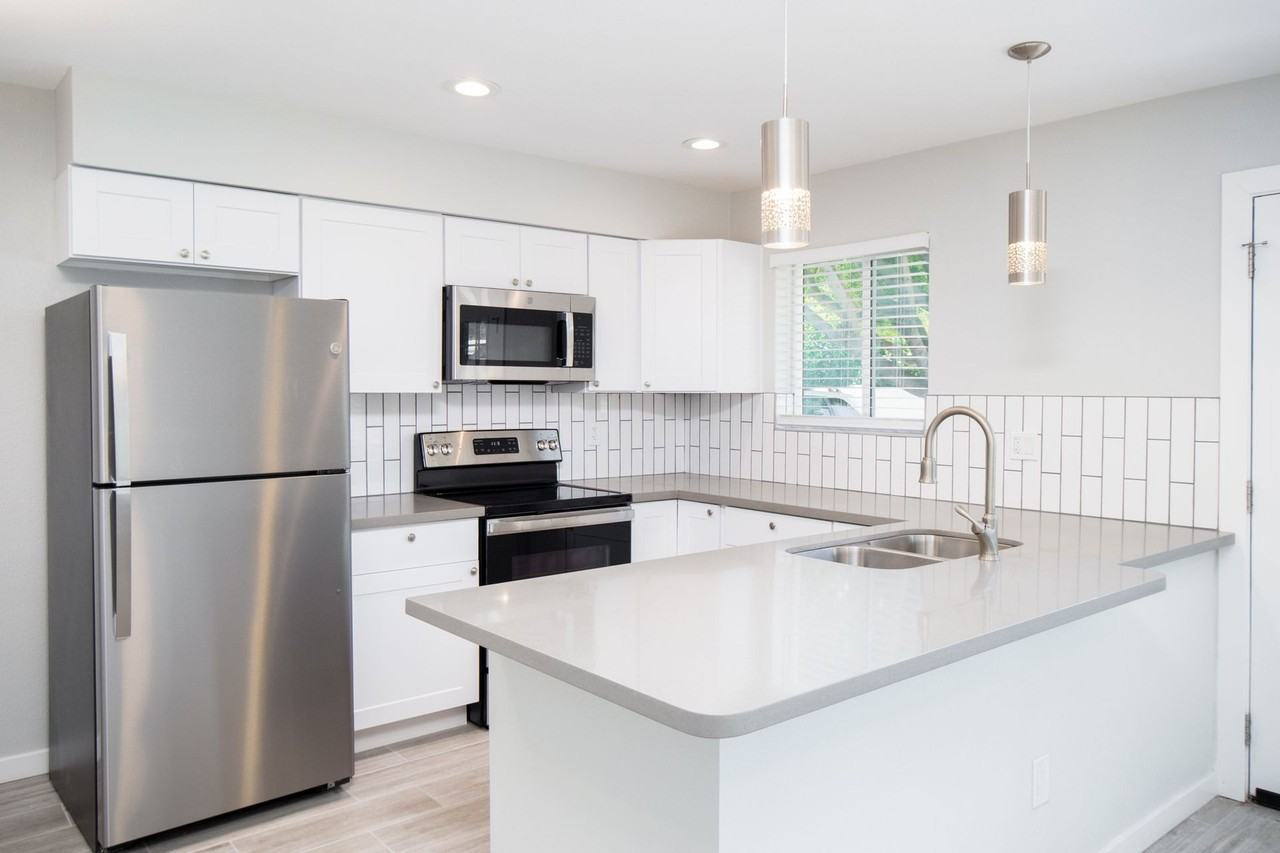 2122 W Augusta Ave - Photo 2 of 43