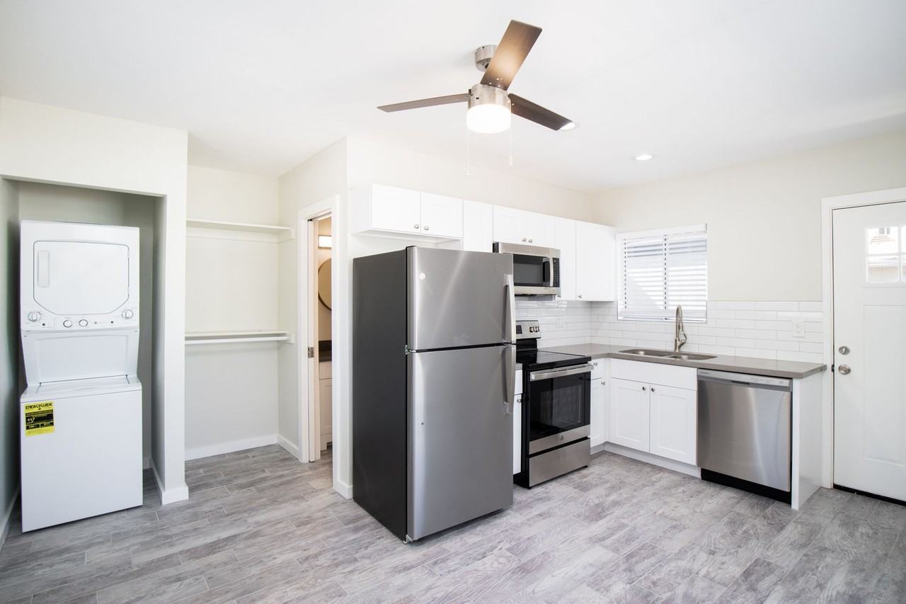 2122 W Augusta Ave - Photo 3 of 43