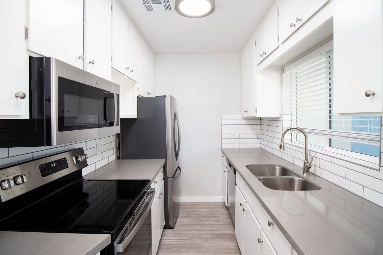2122 W Augusta Ave - Photo 4 of 43