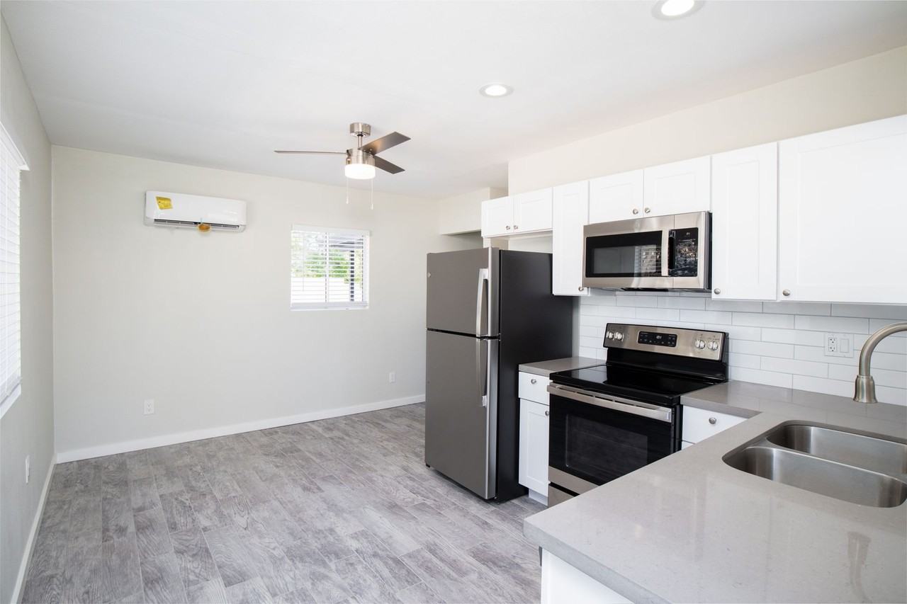 2122 W Augusta Ave - Photo 5 of 43