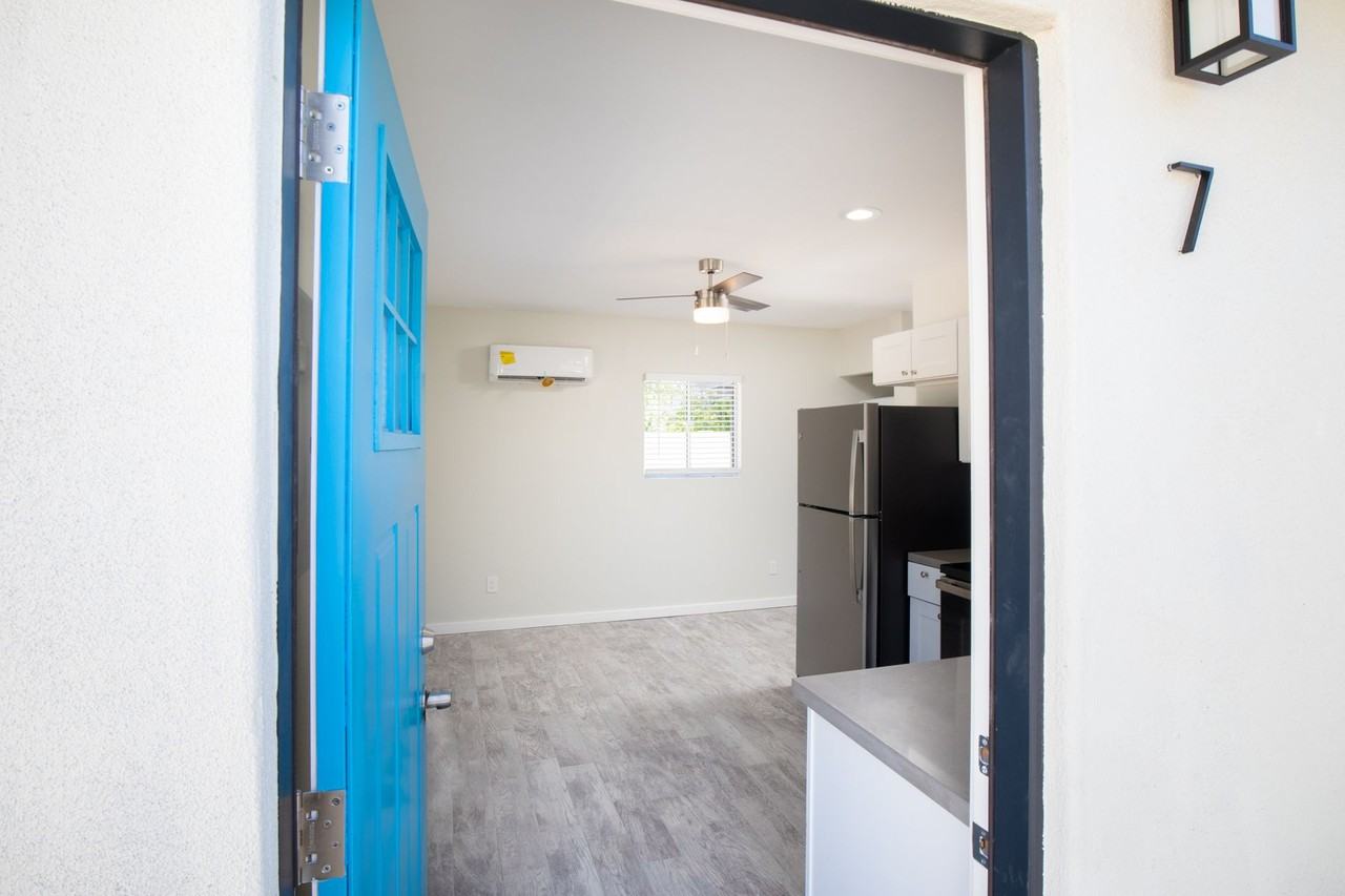 2122 W Augusta Ave - Photo 6 of 43
