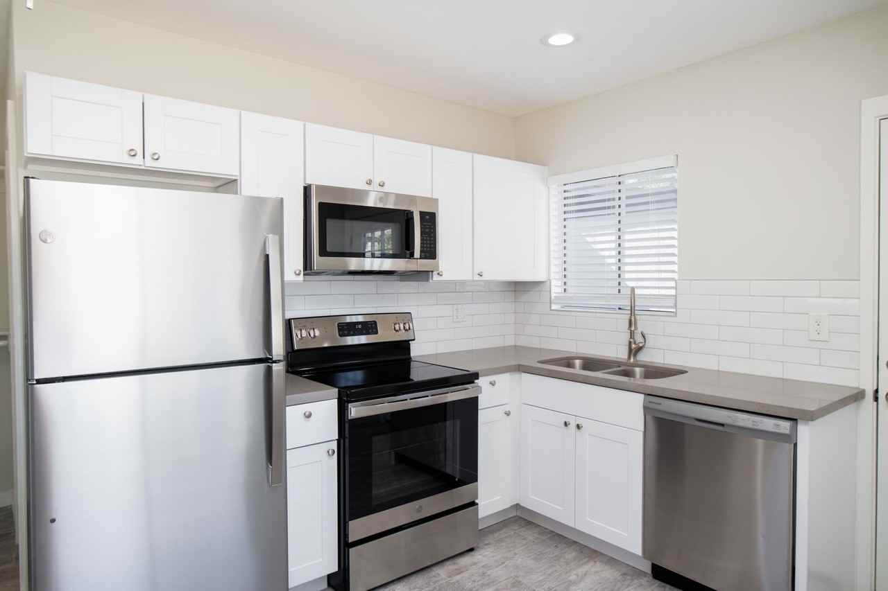 2122 W Augusta Ave - Photo 7 of 43