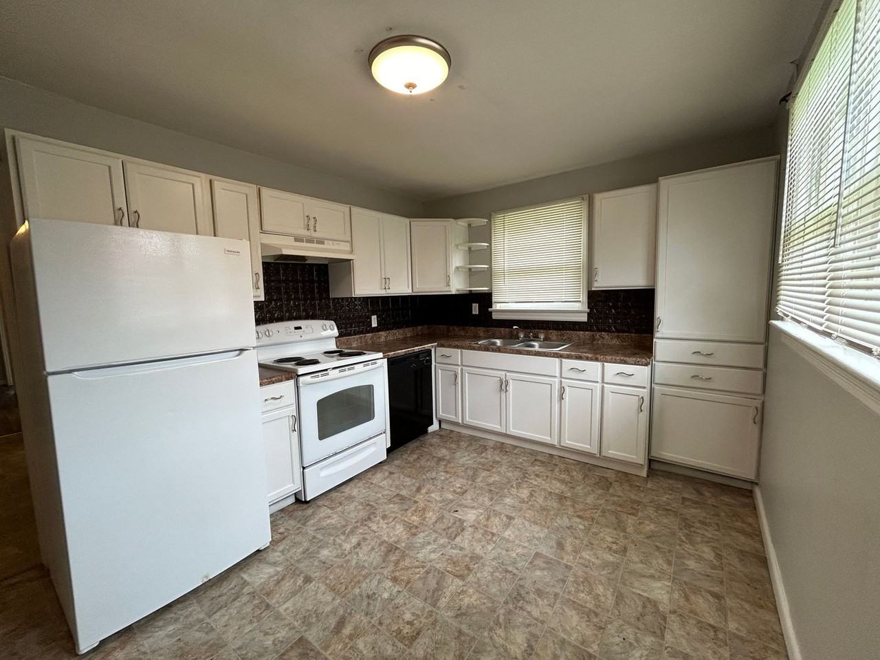 215 Greenleaf St Sw - Photo 4 of 15