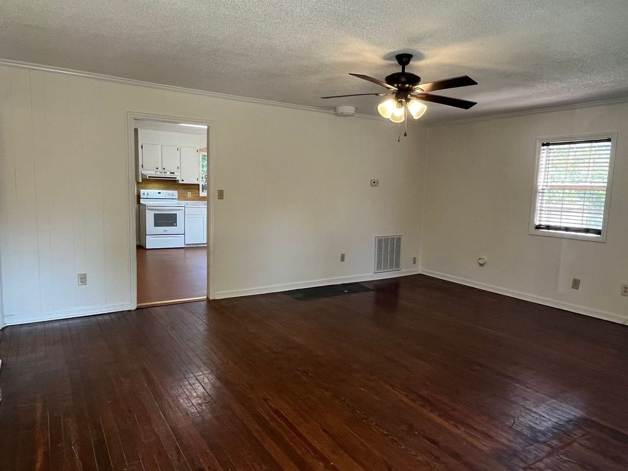 828 Spruce St - Photo 3 of 19