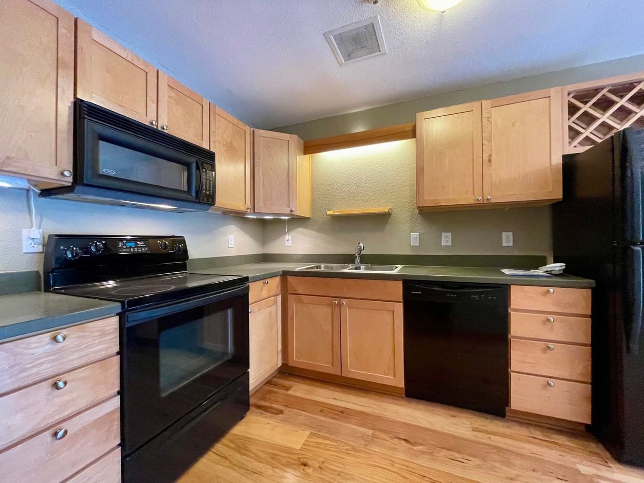 1010 Nw Naito Pkwy #M7 - Photo 6 of 28