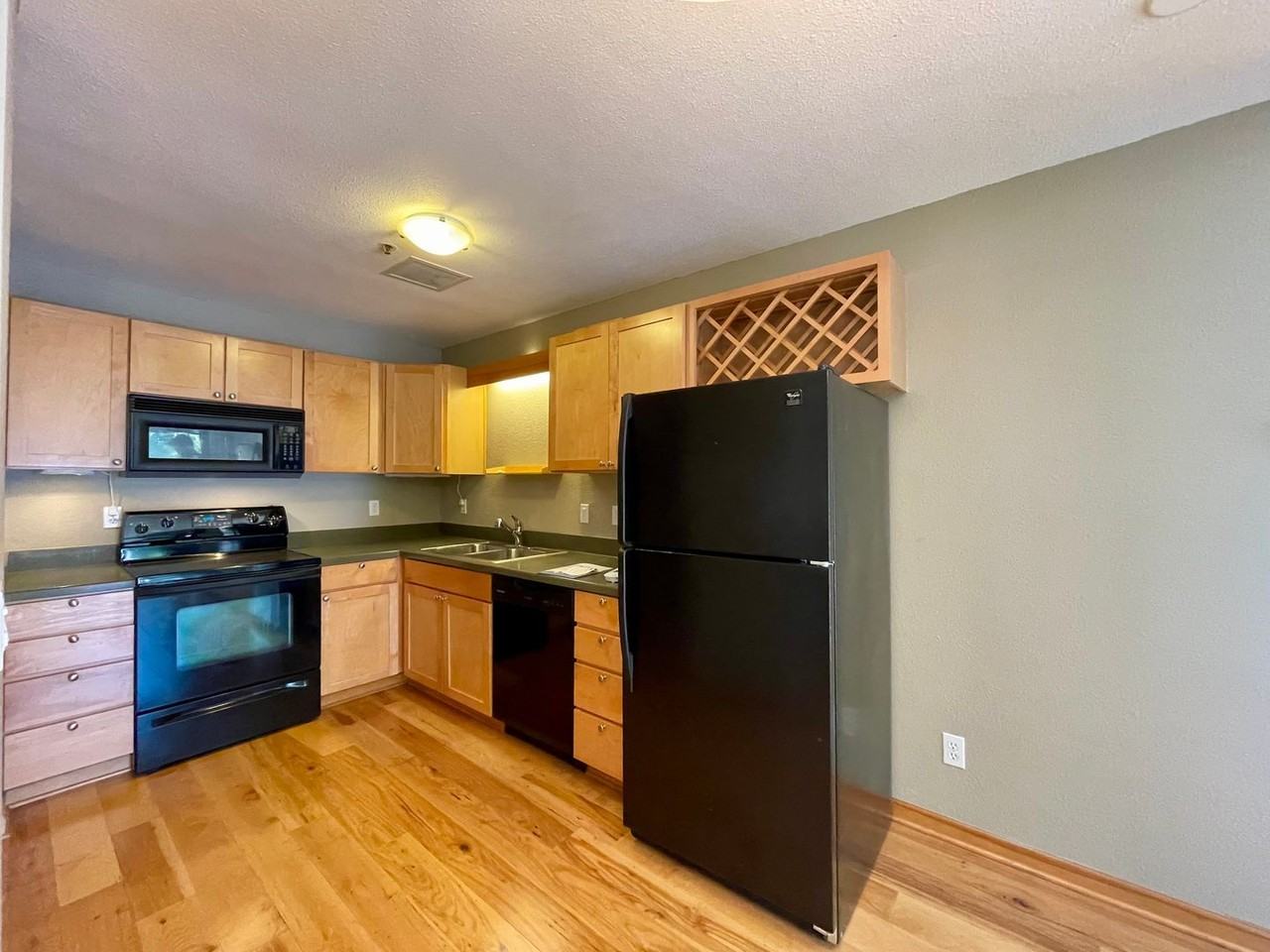 1010 Nw Naito Pkwy #M7 - Photo 7 of 28