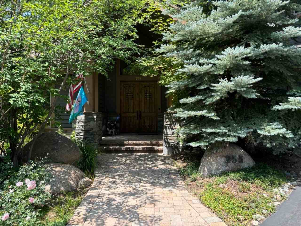 255 Glen Way - Photo 3 of 50