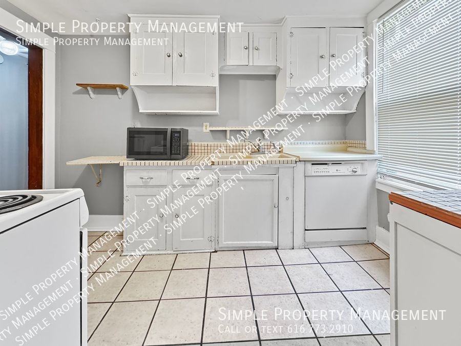 331 Crescent St Ne #3 - Photo 3 of 10