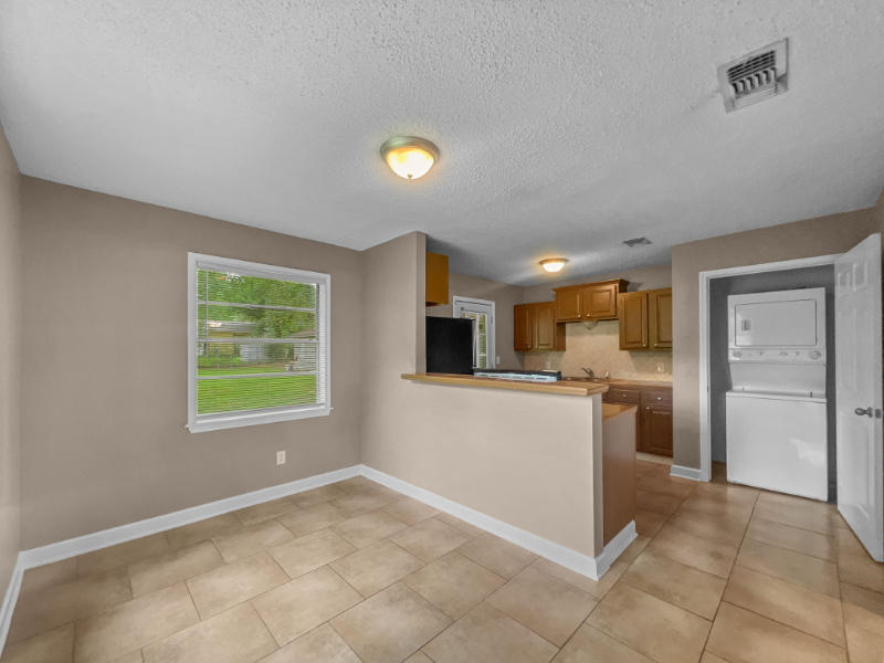 1815 Senator St - Photo 5 of 9