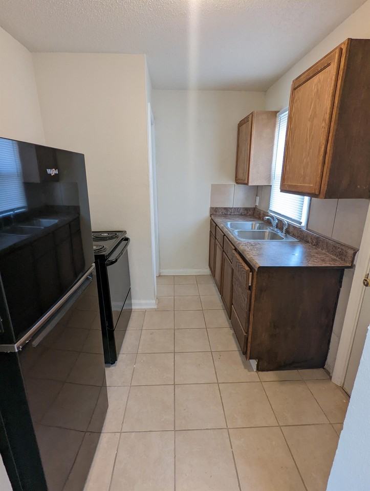 634 South Hydraulic Avenue - Photo 2 of 3