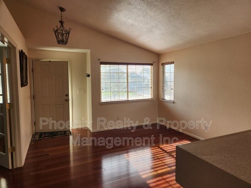 370 Harvest Point Dr - Photo 2 of 20
