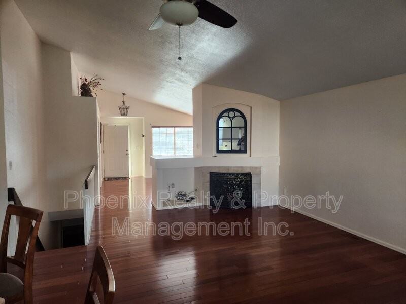 370 Harvest Point Dr - Photo 3 of 20