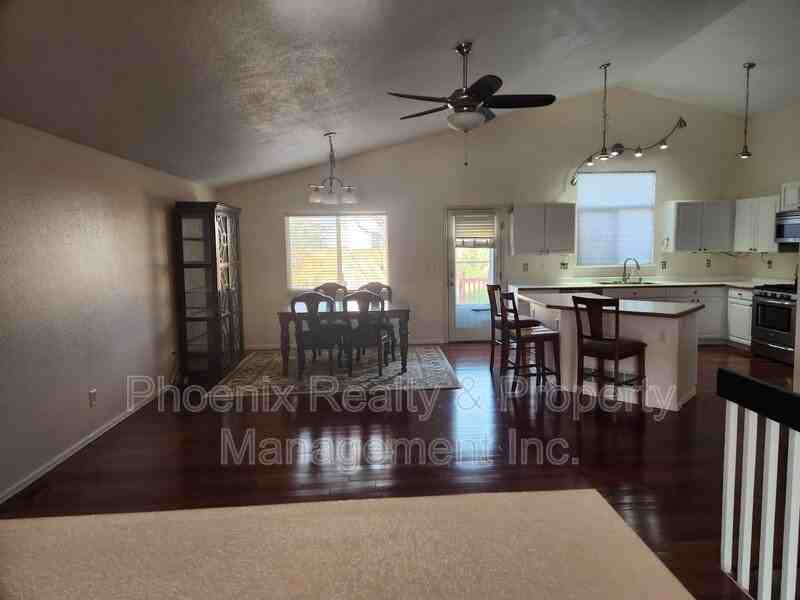 370 Harvest Point Dr - Photo 7 of 20