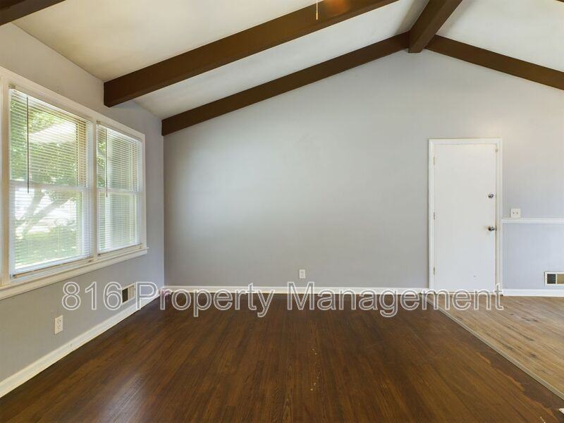 4900 N Spruce Ave - Photo 2 of 21