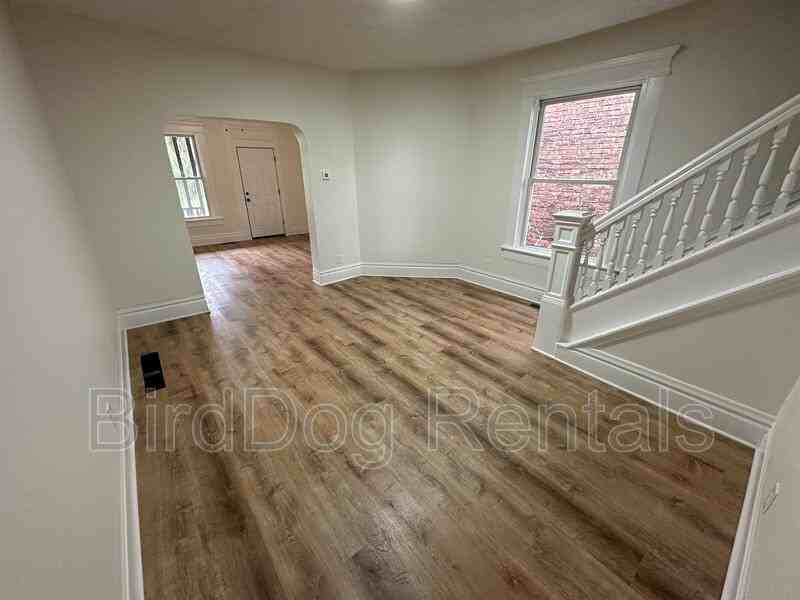 1522 Franklin Ave - Photo 3 of 11