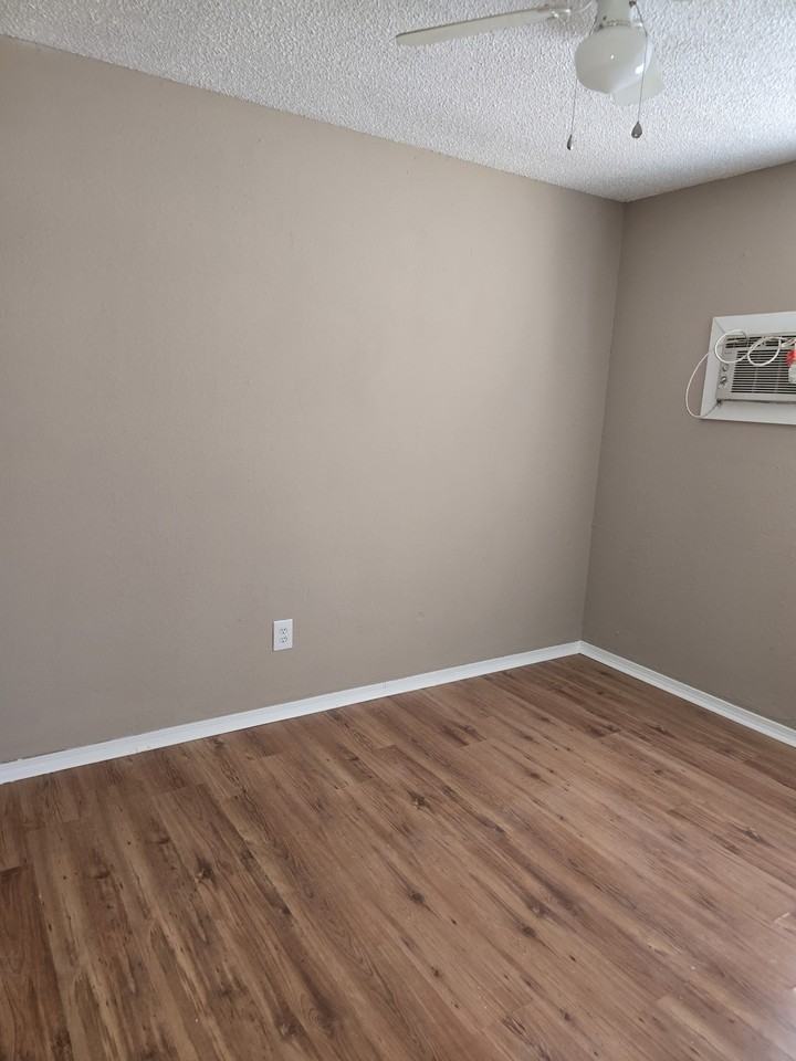 1439 Ne 24th St - Photo 2 of 6