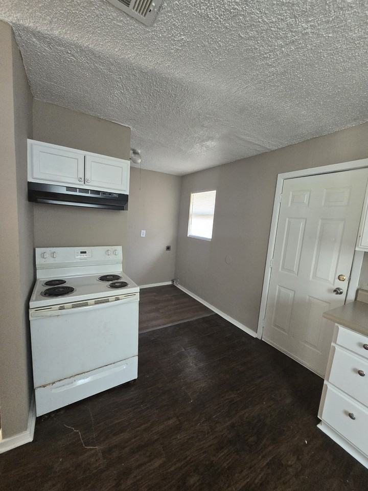 1439 Ne 24th St - Photo 5 of 6