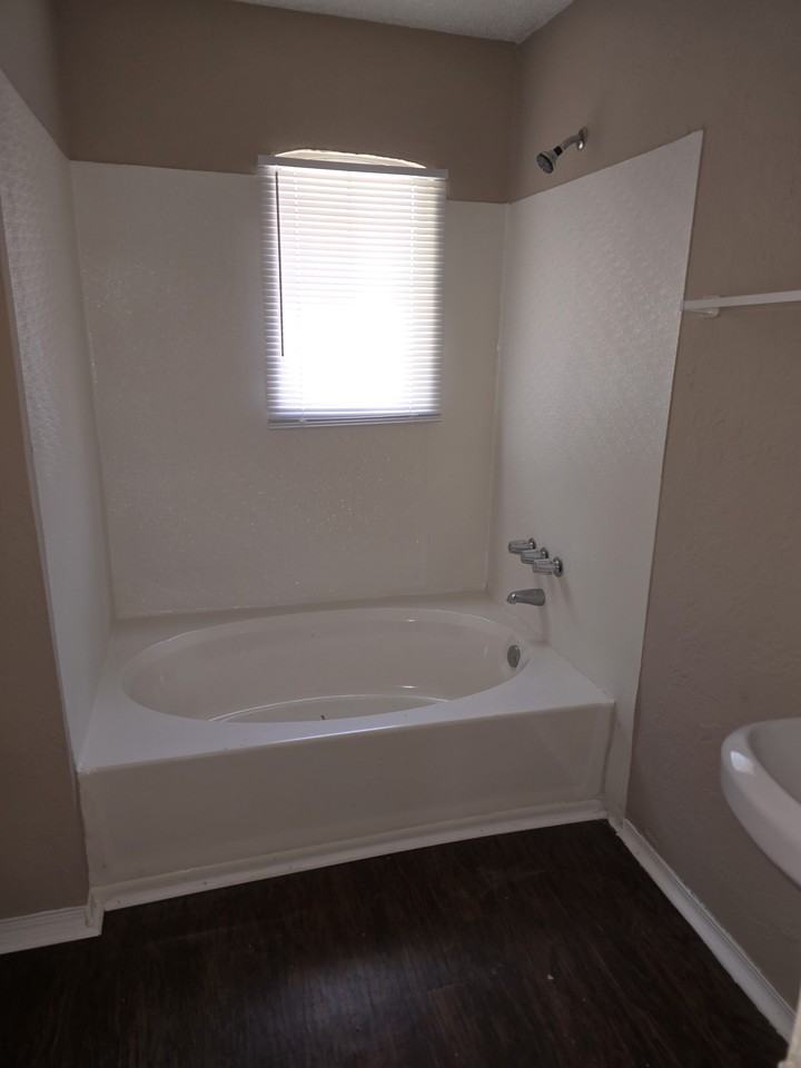 1439 Ne 24th St - Photo 6 of 6