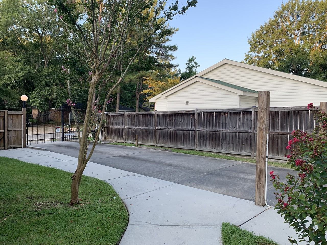 121 Lexington Dr - Photo 4 of 9