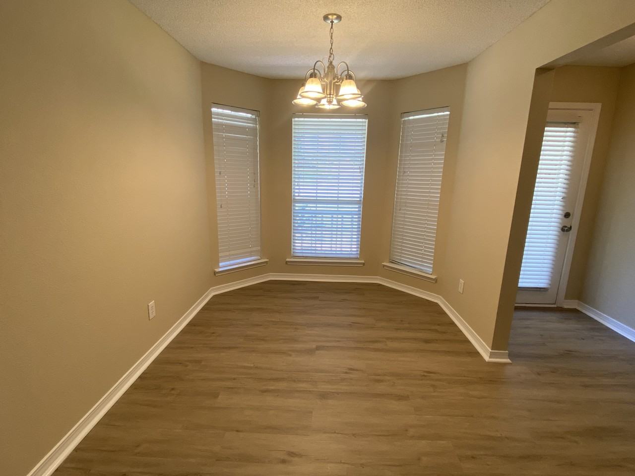 11815 Balsam Ct - Photo 4 of 16