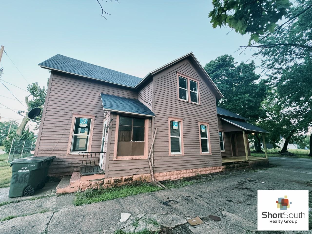 360 Mclaughlin Ave - Photo 2 of 5