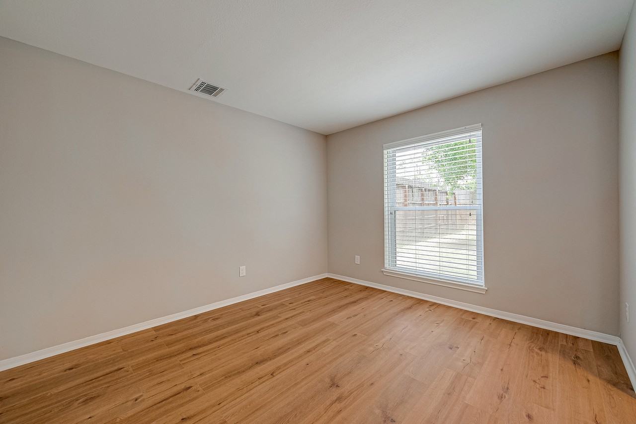 14736 Perthshire Rd #F - Photo 4 of 27